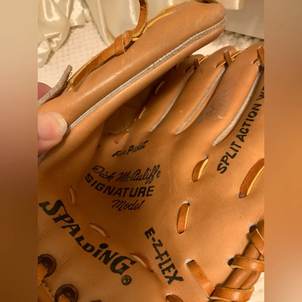 SPALDING BASEBALL GLOVE - Picture 5 of 8